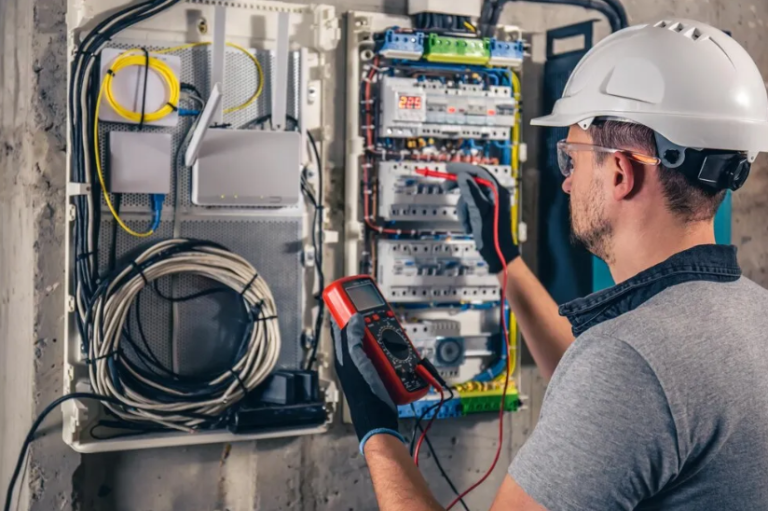 How Job Management Software Helps Manage Electricians Working for You?
