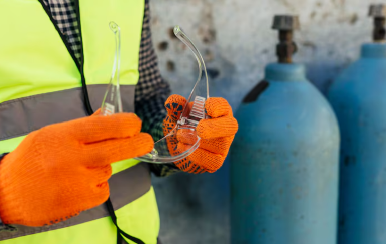 How Industrial Gas Supply Chains Enable Efficient Dry Ice Blasting Solutions